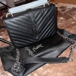 Jättefin väska  - Super fin väska, aldrig använd. Dustbag följer med samt spänne med kooia av märket 