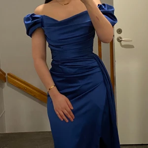 Festklänning  - Använt bara 1 gång, jätte fin sckick. 