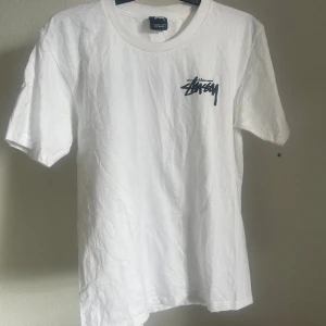 Stüssy T-shirt - Fet tisha, storlek L - asbra passform!  Nyskick, 9/10 - inga flaws.
