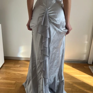 Balklänning  - As snygg oanvänd balklänning, vaderad vid bysten och strukturerad vid midjan! As coolt ”släp”! Skulle säga att den passar S (36,38) pris kan diskuteras 