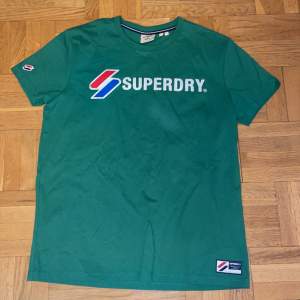 En T-shirt från Superdry som inte är använd många gånger så den är i bra tillstånd. Den är lite mer grön i verkligheten än på bild 
