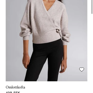 Stickad omlott tröja - Super fin other stories omlott stickad tröja i storlek s, inga defekter, säljer för 380 skriv för fler bilder💓💓💓