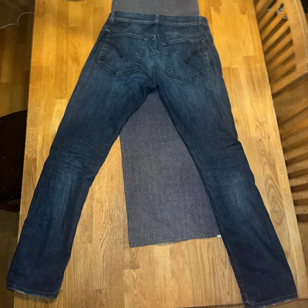 Säljer dessa riktigt feta dondup jeans i modell Travis, sälj pga av att de inte kommer t användning längre, riktigt sköna och skulle säga väldigt nära till hyperflex, strolek 32/32, säljer för endast 899 kr! Hör av er vid frågor eller funderingar!. Jeans & Byxor.