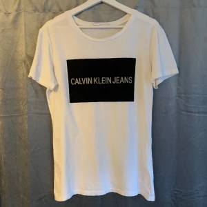 Clavin klein t-shirt - Vit t-shirt från calvin klein jenas. Storlek L men passar mig som vanligtvis är M. Använt skick -skav finns på trycket, se bild.  100% bomull. Tvättas i 30*c 