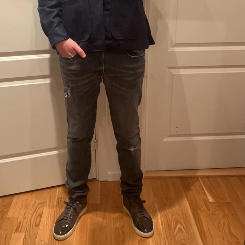 Ett par riktigt sköna jeans som kan göra din outfit betydligt mycket snyggare, byxorna är o bra skick och W34, om ni har några frågor tveka inte att höra av!. Jeans & Byxor.