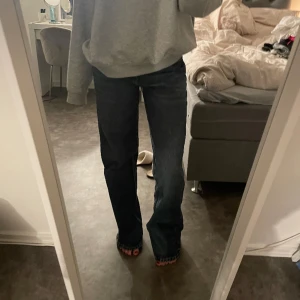 Zara jeans - Säljer dessa snygga, lite baggy jeans från zara💙 kontakta mig vid intresse, frakten tillkommer och är spårbar 💘