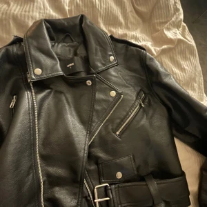 Skinnjacka - Säljer denna skinnjacka från BikBok💝 Kontakta mig vid intresse, frakten tillkommer och är spårbar 💓