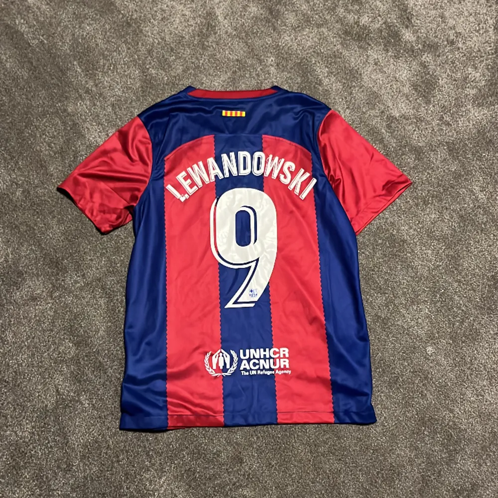 Skön Lewandowski tröja aldrig använd.. T-shirts.