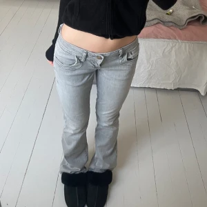 LTB jeans - Gråa, low waist, bootcut LTB jeans i modellen valerie😍 Storlek: W26 L30   Midja: 76cm Innerben: 78cm Många som är intresserade så buda från 500kr eller köp direkt för: 650kr💕 BUD JUST NU: 620 Avslutar budgivningen ons 6/3 kl 20:00