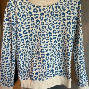 Leonard tröja - Säljer denna blå glittriga leonard mönstrade tröjan💗 Den är i bra skik 