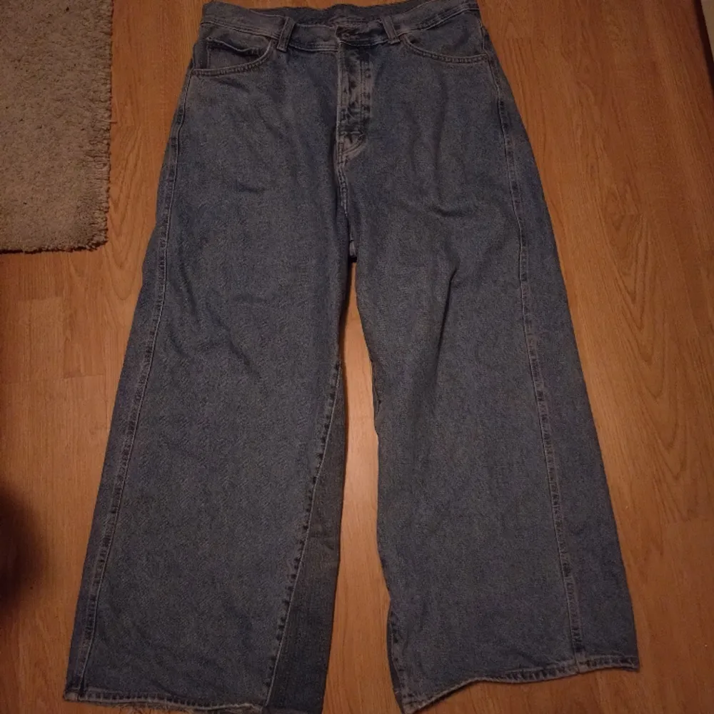 Ett par blåa baggy jeans som jag själv sydde i benen för att få dom större. Midja: 44 Beöppning: 34. Jeans & Byxor.