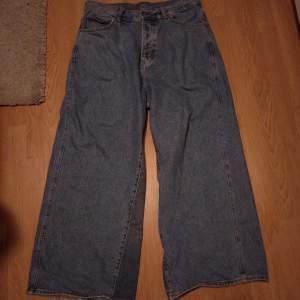 Ett par blåa baggy jeans som jag själv sydde i benen för att få dom större. Midja: 44 Beöppning: 34