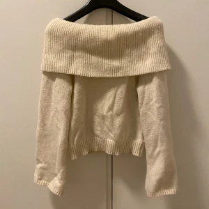 Stickad tröja - Jätte fin stickad offshoulder tröja. Använd fåtal gånger💗