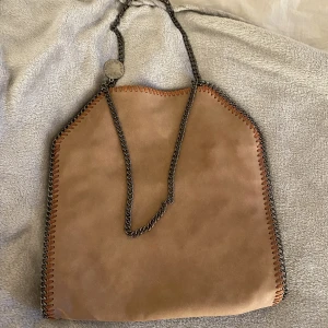 Stella McCartney Väska - Använd 1-2 gånger, inga repor och inga skador. Jättebra skick. Tidigare köpt på plick. Priset går att prutas och diskuteras💕