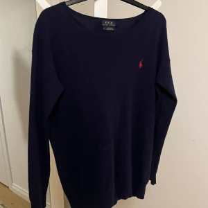Kashmir tröja, ralph lauren - Marinblå Kashmir tröja från ralph lauren. Storlek 36, väldigt bra skick! Köparen står för frakten