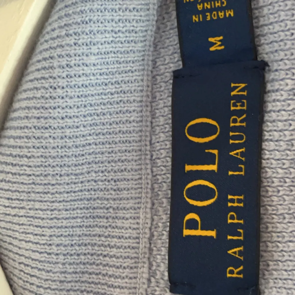Säljer en polo Ralph lauren som jag inte använt mycket, nästan helt ny storlek m ,kostar 1995kr ny  Mitt pris 400, pris går att diskuteras vid snabb affär . Tröjor & Koftor.