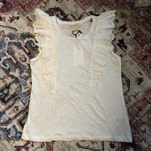 Topp/Blus  - Jättefin oanvänd topp/blus från Lindex. Den är i strl M men jag skulle säga att den är lite liten i modellen.