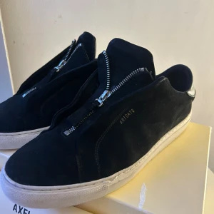 Arigatos  - Jätte snygga clearing skor, jag köpte den här på Plick men kunde inte använda dem för den passade inte mig:) så nu säljer jag dem vidare👍 Dom är i använt skick, har lite slitage som alla använda skor, annars väldigt fina. Priset kan vi diskutera🤍