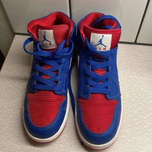 Air jordans  - Tror dom heter air  jordans? har små fläckar men det går att få bort enklat, om man vill kan jag fixa det innan det skickas! Dom är äkta från 2000-2012