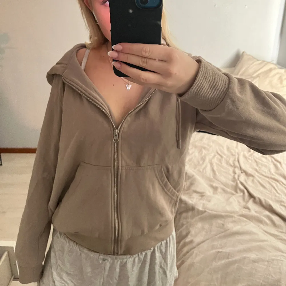 Fin beige zip up Hoodie i storlek S. Köpt för 299 på hm och är ej så andvänd. Skriv för frågor eller intresse❤️❤️. Hoodies.