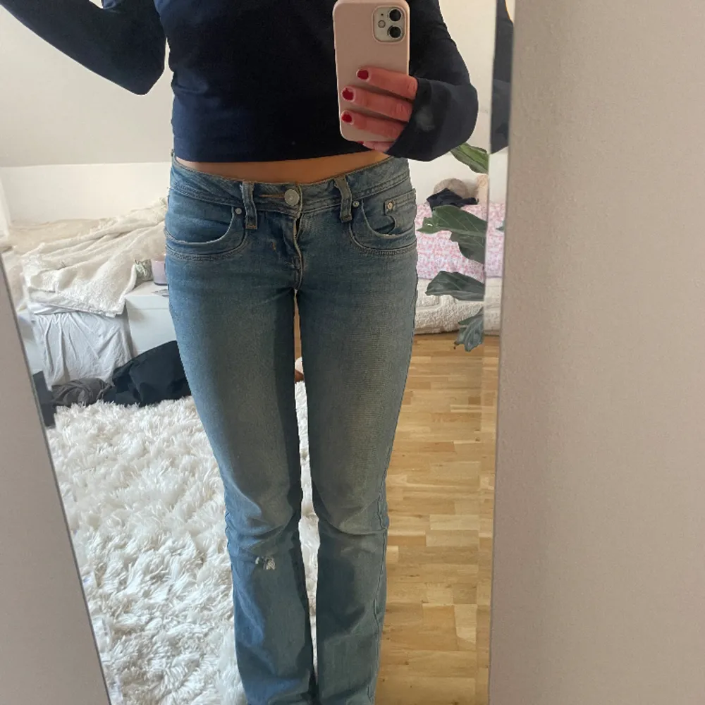 intressekoll på jättesnygga ltb jeans i modellen valarie 💓 jag är ungefär 166 cm och de är i storlek 25, 32.  De har ett litet hål på knät, skriv för fler bilder  eller om du är intresserad! . Jeans & Byxor.