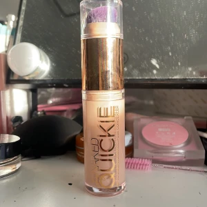 Urban Decay concealer  - Säljer denna Urban Decay concealer i färgen 30NN. Var använd få tal gånger (2-3). 