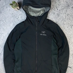 Arc’teryx tunn jacka - Säljer min gamla trogna jacka. Den har varit med i matchen ett tag med fungerar som den vore ny. Vill du veta mer får du gärna kontakta mig👍🏻😇