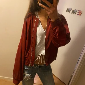 Snygg bombarjacka 🥰 - Assnygg bombar jacka perfekt till våren sommaren❤️