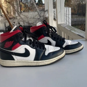 AIR JORDAN 1 MID  - Jordans i nytt skick. Fräscha och använt fåtals gånger 