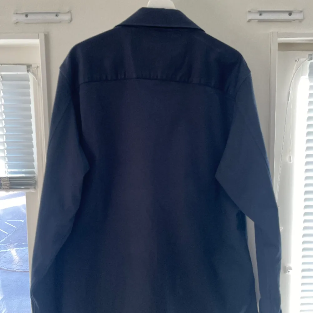 Overshirt från NN07 i färgen navy blue. Två bröstfickor samt en ficka på vardera sida vid magen. Använd ett fåtal gånger. Skick: 9/10 Nypris: 1999 kr. Jackor.