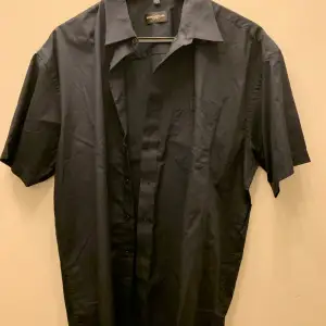 Kortärmad svart skjorta, Aldrig använd, Storlek XL (B45/L75)