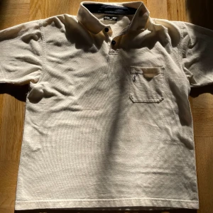 Yves Saint Laurent piké  - Säljer nu en fet kortärmad YSL piké🔥 Storlek M, väldigt bra skick & inga fläckar eller hål!  Pris kan diskuteras, postar eller möts upp i Jönköping.  Hör av dig vid frågor:)