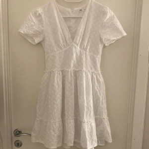 Studentklänning - Jättefin vit klänning från Sinsay. Perfekt till tex student eller skolavslutning! 💕Skriv privat om ni vill ha bilder med den på.💗