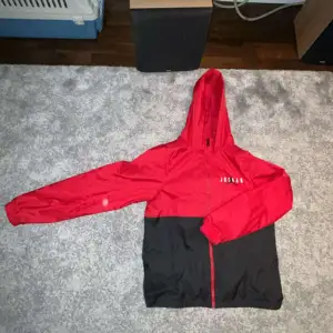 Säljer en min killes röda Jordan jacka, den är endas använd 1 gång alltså i ny skick🙌🏻Den kostade från början runt 900.