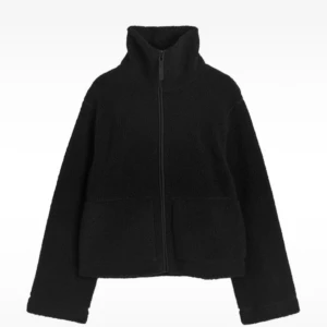 Jacka i pille från hm  - Som ny har knappt använt den. STORLEK XL⚠️⚠️ men jag har vanligtvis S/M och den passar mig perfekt!❤️‍🔥