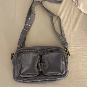 Gina tricot väska - säljer denna blå/gråa väska från gina tricot då den inte kommer till användning längre. finns täcken på slitage på banden, men annars bra skick!😇