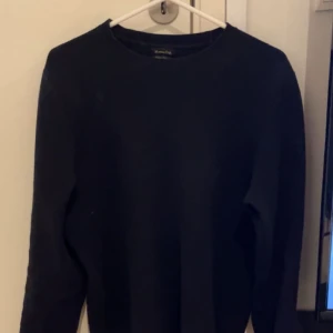 Massimo Dutti Långarmad tröja - Storlek M, skick 9/10 inga defekter alls. Köpt 2022 i London i Massimo Duttis butik. Lite för liten för mig nu, nypris 699 kr.