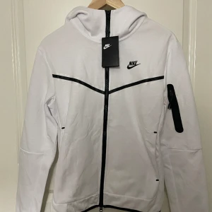 Nike tech fleece - Helt ny vit Nike tech fleece i storlek M