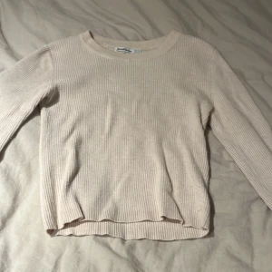 Ribbstickad tröja  - Beige/cremevit ribbstickad tröja från Stradivarius. Sparsamt använd, superbra skick. Storlek s men passar xs-s. Köptes för nåt år sedan, tror i Spanien. Säljs inte längre. Säljer p.g.a använder den inte. KOLLA MIN PROFIL🥰