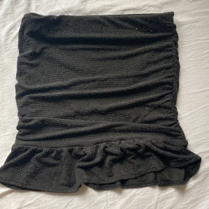 Svart glittrig kjol - Skitsnygg volangkjol i strl 164 men passar även xs/s då den är väldigt stretchig och har resårband på sidorna🫶🏼 Tryck gärna på köp nu. Pris kan diskuteras vid snabb affär