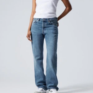Blåa weekday jeans - Låg/mid rise raka jeans från weekday, i modellen pin!!💕 storlek 26/30, köpt för 600 kr