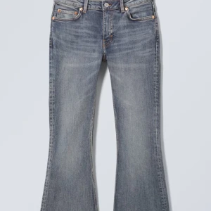 Såå snygga Bootcut jeans  - Jätte snygga jeans från weekday❤️ Använt fåtal gånger så väldigt bra skick. Säljer då på grund av att jag känner att dom tyvärr är för långa på mig❤️nypris:590 Säljer för 400kr men pris kan diskuteras❤️
