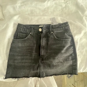 Svart jeanskjol - Svart jeans kjol som är använd ca en gång, är i jättebra skick 
