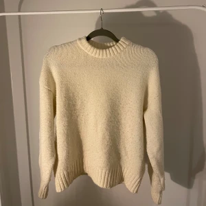 Vit stickad tröja  - Vit stickad tröja från NAKD. I bra skick då den inte har använts så mycket. Säljer just för att den inte kommer till användning. Storlek XS men enligt mig känns den större. 