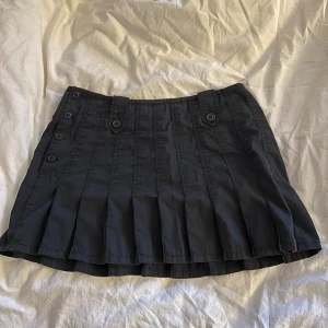 Minikjol - Svart Minikjol med volanger från Esprit. Lågmidjad och kort. Mycket bra skick.