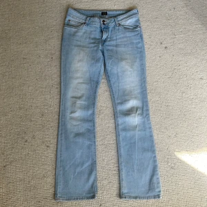 Lågmidjade bootcut jeans från Lee - Midjemått: 40cm Innerbenslängd: 78cm