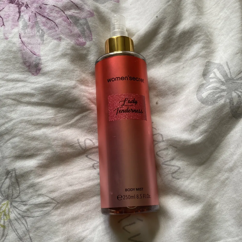 En kroppsspray från Women'secret med namnet Lady Tenderness. Flaskan är rosa med en guldlock och rymmer 250 ml (8.5 fl oz). (en av mina favoriter men kommer ej t andvöndning längre, 1/5 andvönd, nästan full! . Parfym.