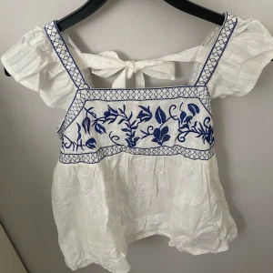 Vit topp  - Säljer denna topp från SHEIN. Den är använd några få gånger men i fint skick. 