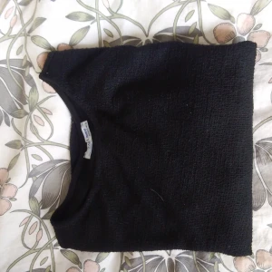 Zara tröja - Säljer den eftersom den inte kommer till användning pris kan diskuteras möts (Skåne)skriv om ni har frågor eller intresserad  har haft på mig den 2 ggr en gång ute me vnr o en gång hemma 