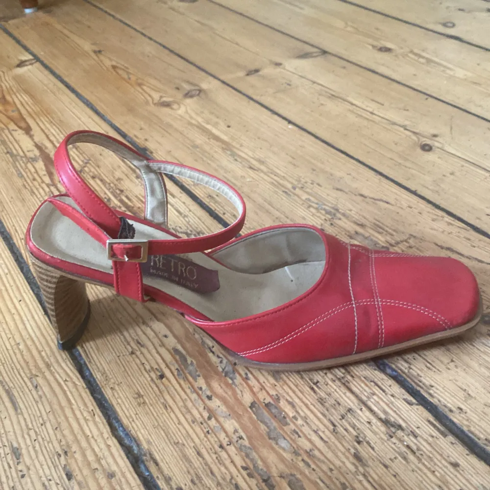 Strl 37. Supersöta! Röda pumps köpta secondhand å kan verkligen lyfta fin fit💋 Vid snabbbafärr kan priset diskuteras!✨. Kengät.